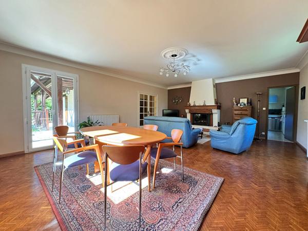 Spacieuse  Maison de 185 m² habitables, idéal pour accueillir toute la famille, implantée sur un terrain clos de 2 510 m².