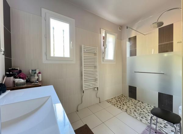 Spacieuse  Maison de 185 m² habitables, idéal pour accueillir toute la famille, implantée sur un terrain clos de 2 510 m².