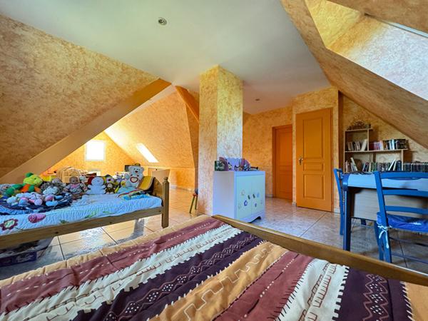 Spacieuse  Maison de 185 m² habitables, idéal pour accueillir toute la famille, implantée sur un terrain clos de 2 510 m².