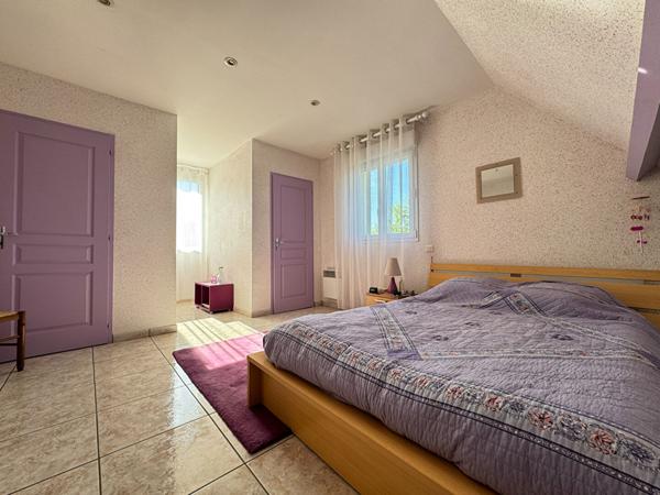 Spacieuse  Maison de 185 m² habitables, idéal pour accueillir toute la famille, implantée sur un terrain clos de 2 510 m².
