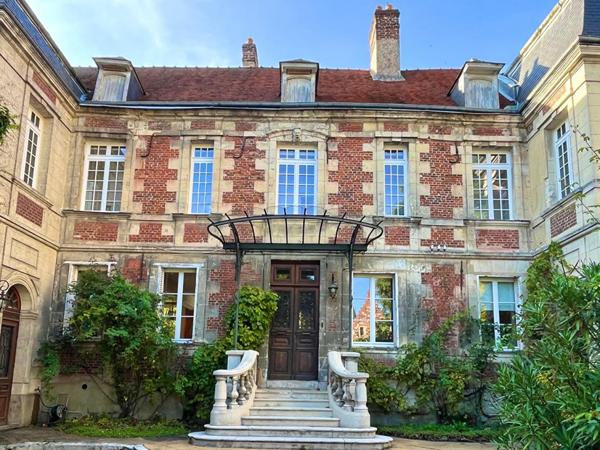 Maison de Maître à Noyon :10 pièce(s) 288 m2 - Terrain 959m²