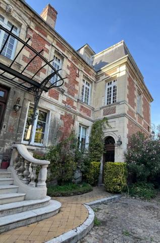 Maison de Maître à Noyon :10 pièce(s) 288 m2 - Terrain 959m²