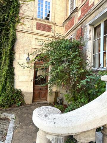 Maison de Maître à Noyon :10 pièce(s) 288 m2 - Terrain 959m²