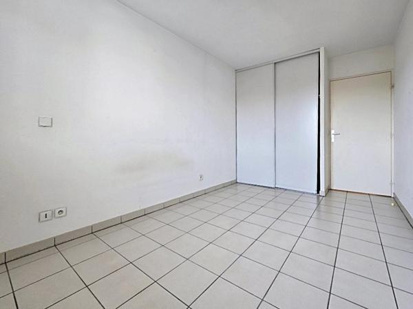 T2 au calme avec piscine et place de stationnement