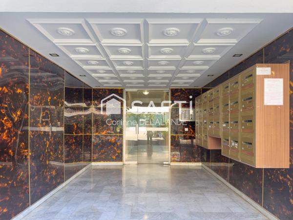 STUDIO rénové avec parking et terrasse VESPINS