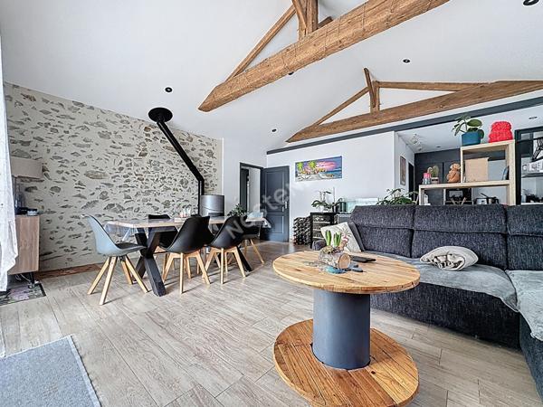 Maison en pierres de plain pied à vendre à Liré - 3 chambres, garage et jardin