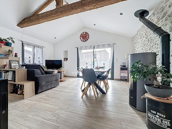 Maison en pierres de plain pied à vendre à Liré - 3 chambres, garage et jardin