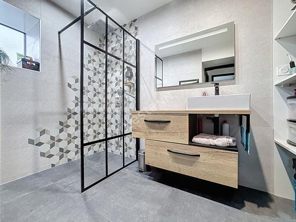 Maison en pierres de plain pied à vendre à Liré - 3 chambres, garage et jardin