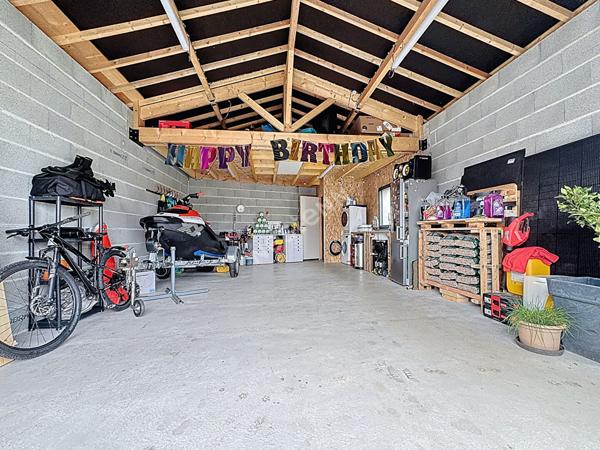 Maison en pierres de plain pied à vendre à Liré - 3 chambres, garage et jardin