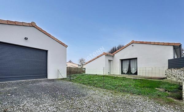 Maison en pierres de plain pied à vendre à Liré - 3 chambres, garage et jardin