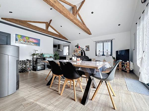 Maison en pierres de plain pied à vendre à Liré - 3 chambres, garage et jardin