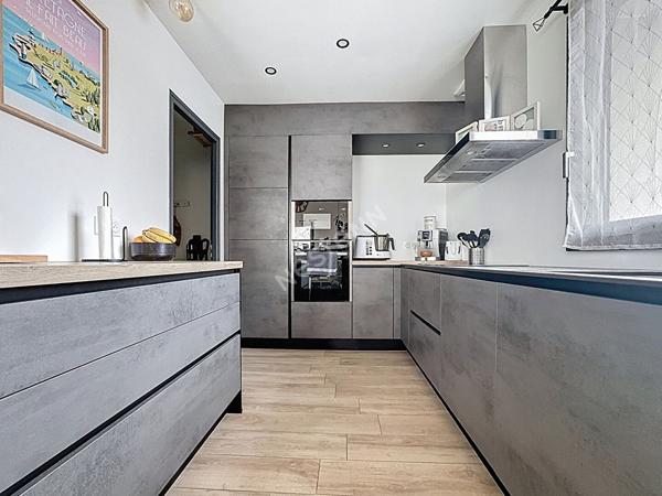 Maison en pierres de plain pied à vendre à Liré - 3 chambres, garage et jardin