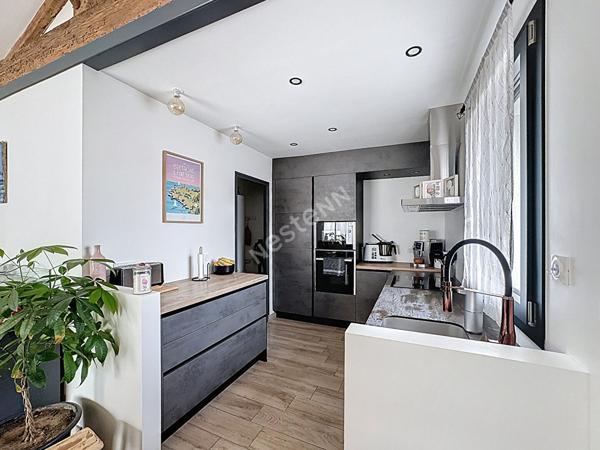 Maison en pierres de plain pied à vendre à Liré - 3 chambres, garage et jardin