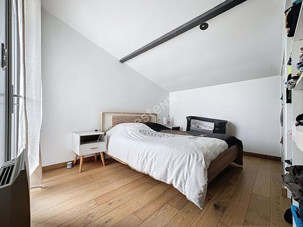 Maison en pierres de plain pied à vendre à Liré - 3 chambres, garage et jardin