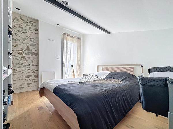 Maison en pierres de plain pied à vendre à Liré - 3 chambres, garage et jardin