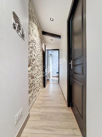 Maison en pierres de plain pied à vendre à Liré - 3 chambres, garage et jardin