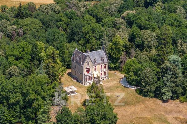 Château d’exception de 900 m² au cœur de 7 hectares de nature préservée, avec piscine
