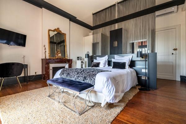 Château d’exception de 900 m² au cœur de 7 hectares de nature préservée, avec piscine