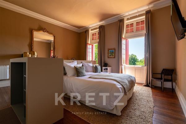 Château d’exception de 900 m² au cœur de 7 hectares de nature préservée, avec piscine