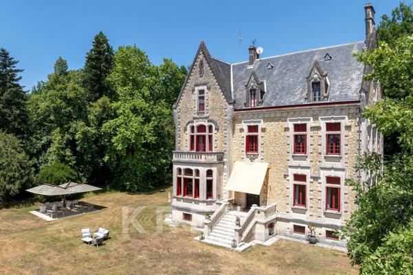 Château d’exception de 900 m² au cœur de 7 hectares de nature préservée, avec piscine