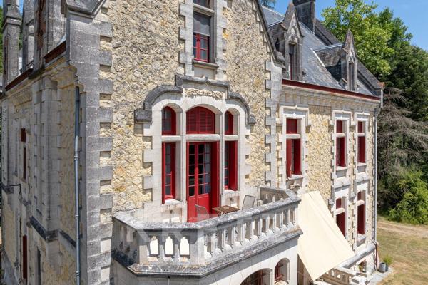 Château d’exception de 900 m² au cœur de 7 hectares de nature préservée, avec piscine