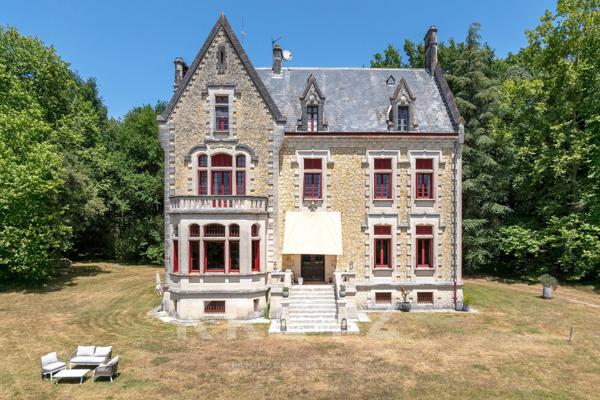 Château d’exception de 900 m² au cœur de 7 hectares de nature préservée, avec piscine
