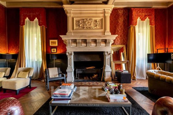 Château d’exception de 900 m² au cœur de 7 hectares de nature préservée, avec piscine