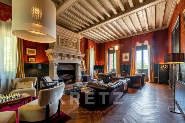 Château d’exception de 900 m² au cœur de 7 hectares de nature préservée, avec piscine