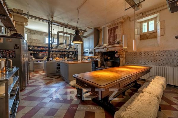 Château d’exception de 900 m² au cœur de 7 hectares de nature préservée, avec piscine