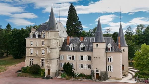 Beau château des XVe et XIXe siècles, restauré, à 17 km de Vichy (Allier)