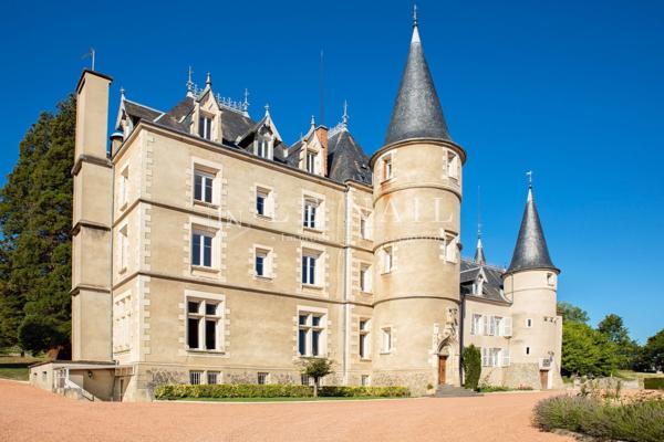 Beau château des XVe et XIXe siècles, restauré, à 17 km de Vichy (Allier)
