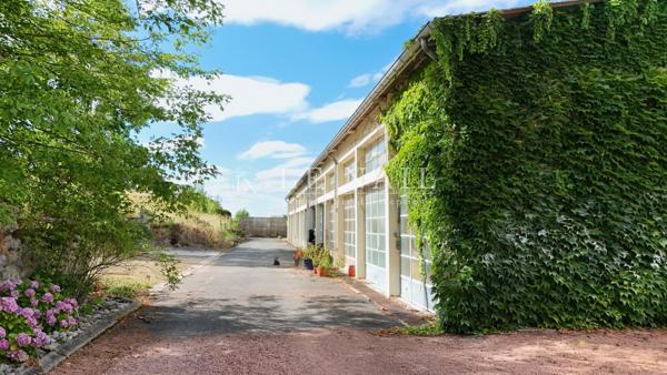 Beau château des XVe et XIXe siècles, restauré, à 17 km de Vichy (Allier)