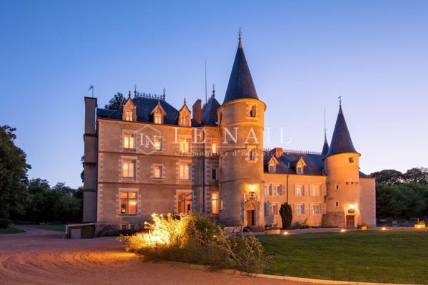Beau château des XVe et XIXe siècles, restauré, à 17 km de Vichy (Allier)