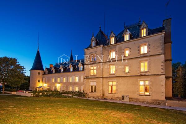 Beau château des XVe et XIXe siècles, restauré, à 17 km de Vichy (Allier)