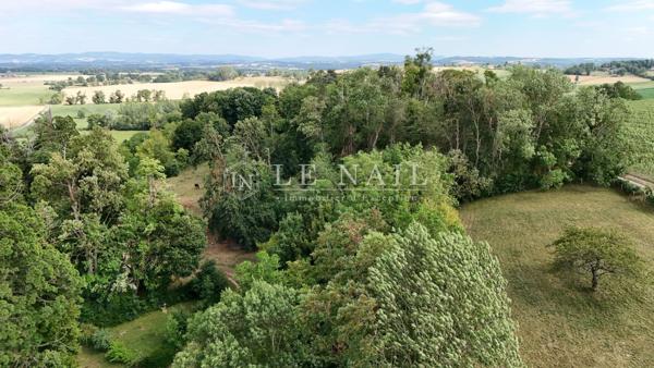 Beau château des XVe et XIXe siècles, restauré, à 17 km de Vichy (Allier)