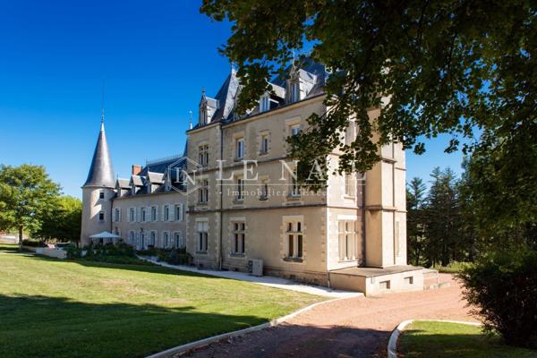 Beau château des XVe et XIXe siècles, restauré, à 17 km de Vichy (Allier)