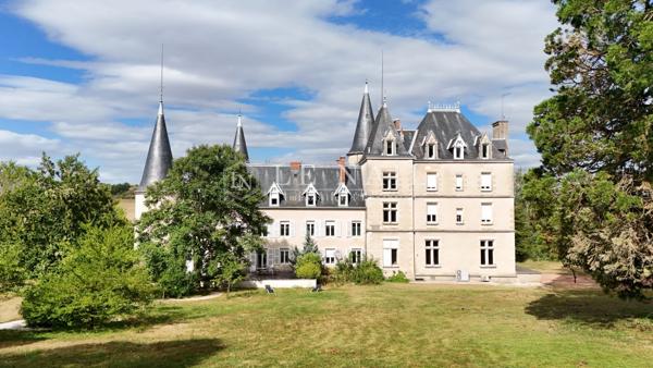 Beau château des XVe et XIXe siècles, restauré, à 17 km de Vichy (Allier)