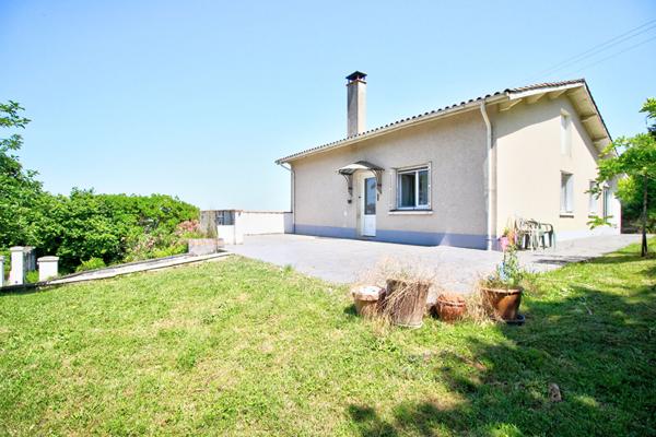ESTILLAC - Maison de 5 pièces principales avec 4 chambres, sous-sol, garage, jardin et vue sur la vallée agenaise.