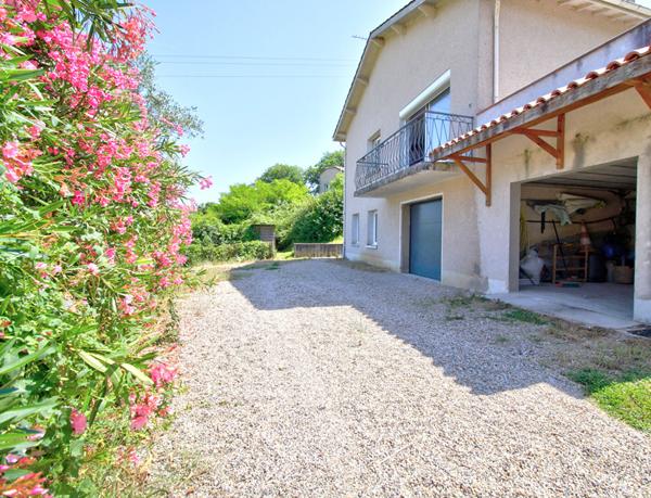 ESTILLAC - Maison de 5 pièces principales avec 4 chambres, sous-sol, garage, jardin et vue sur la vallée agenaise.