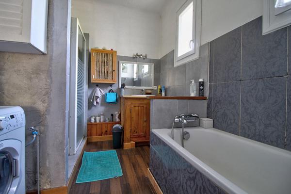 ESTILLAC - Maison de 5 pièces principales avec 4 chambres, sous-sol, garage, jardin et vue sur la vallée agenaise.