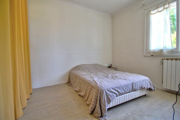 ESTILLAC - Maison de 5 pièces principales avec 4 chambres, sous-sol, garage, jardin et vue sur la vallée agenaise.