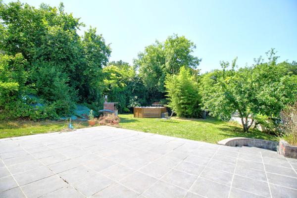 ESTILLAC - Maison de 5 pièces principales avec 4 chambres, sous-sol, garage, jardin et vue sur la vallée agenaise.