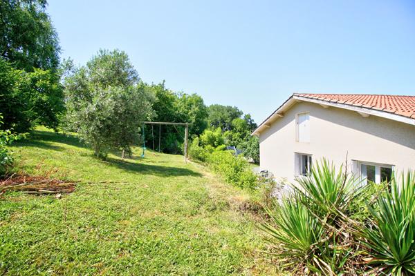 ESTILLAC - Maison de 5 pièces principales avec 4 chambres, sous-sol, garage, jardin et vue sur la vallée agenaise.