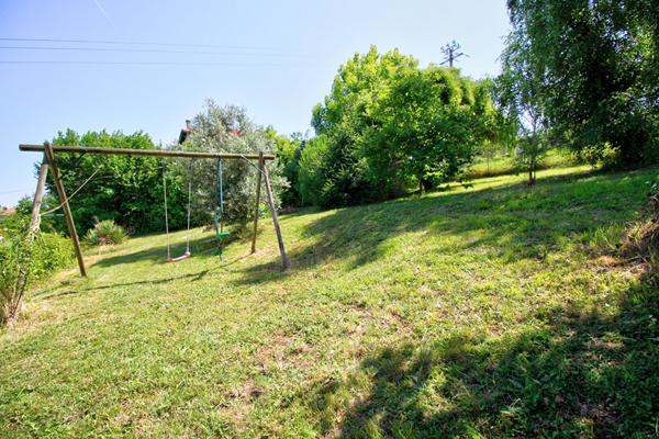ESTILLAC - Maison de 5 pièces principales avec 4 chambres, sous-sol, garage, jardin et vue sur la vallée agenaise.
