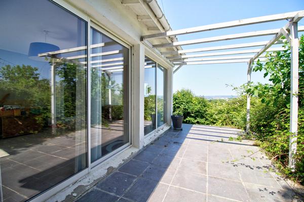 ESTILLAC - Maison de 5 pièces principales avec 4 chambres, sous-sol, garage, jardin et vue sur la vallée agenaise.