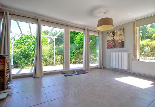 ESTILLAC - Maison de 5 pièces principales avec 4 chambres, sous-sol, garage, jardin et vue sur la vallée agenaise.