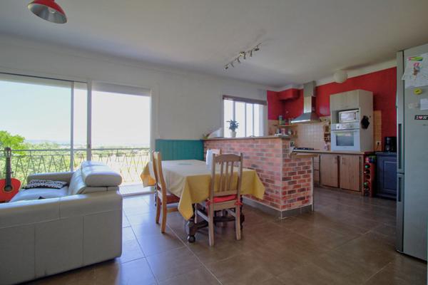 ESTILLAC - Maison de 5 pièces principales avec 4 chambres, sous-sol, garage, jardin et vue sur la vallée agenaise.