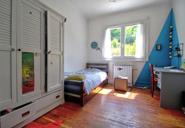 ESTILLAC - Maison de 5 pièces principales avec 4 chambres, sous-sol, garage, jardin et vue sur la vallée agenaise.