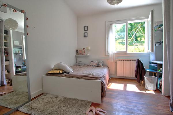 ESTILLAC - Maison de 5 pièces principales avec 4 chambres, sous-sol, garage, jardin et vue sur la vallée agenaise.