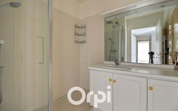 Appartement à vendre    3 pièces • 73 m2 Marseille 6